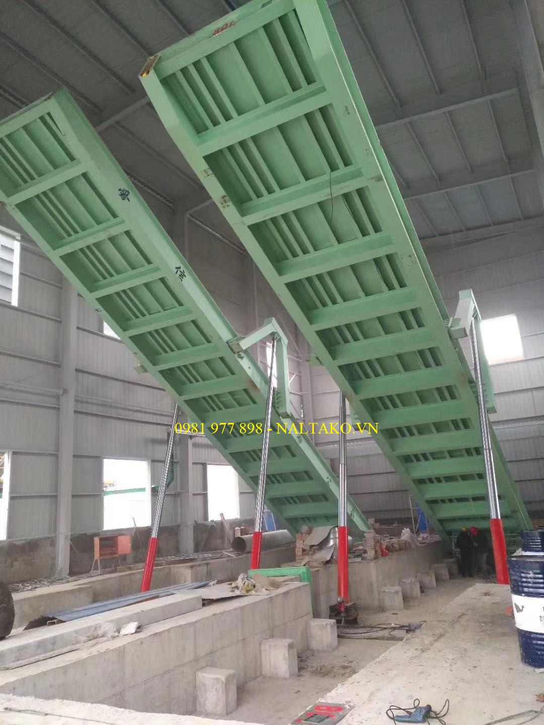 Bàn Nâng Nhập Liệu 100 Tấn 2 Bàn Nâng Nhập Liệu 100 Tấn 2