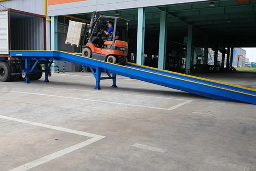 Cầu dẫn hàng lên container chất lượng tại Naltako