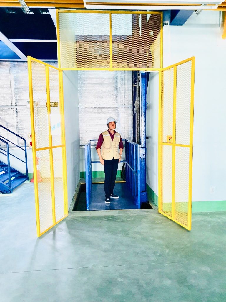 thang công nghiệp là giúp con người trong việc vận chuyển hàng hóa