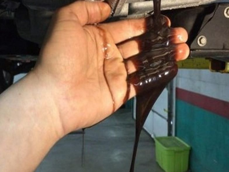 Thay thế dầu thủy lực cho bàn nâng xe máy khi đã xuống cấp