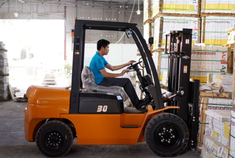 An toàn xe nâng gồm các biện pháp và quy định bảo vệ người vận hành và hàng hóa 