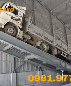 Animal feed dumping lift table 2