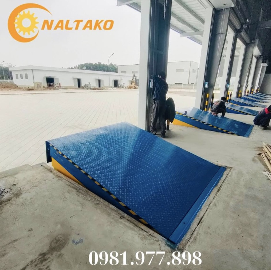 Automatic Dock Leveler có khả năng nâng hạ tự động