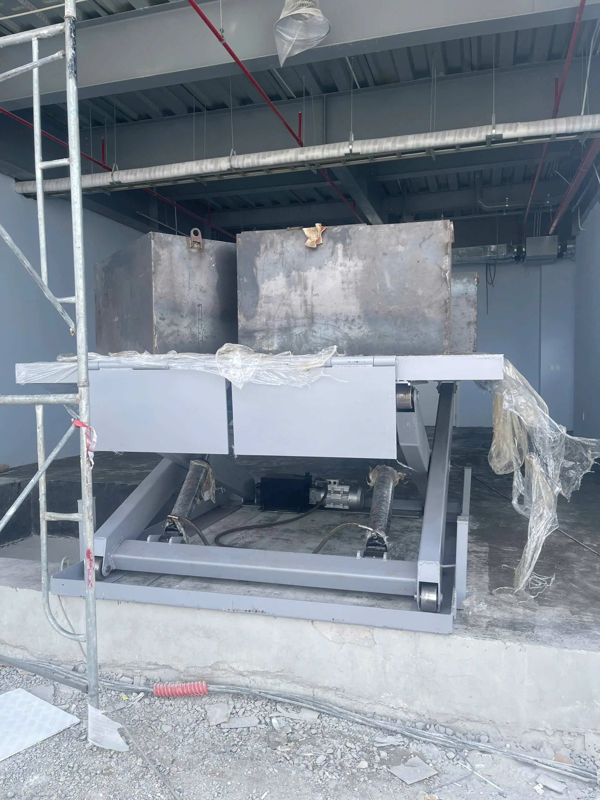 Kỹ thuật viên chuẩn bị chạy thử bàn nâng 