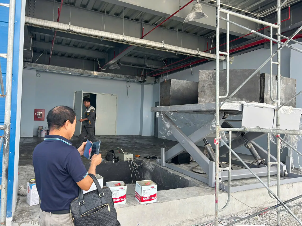 Kỹ thuật viên bắt đầu lắp đặt hệ thống bàn nâng 