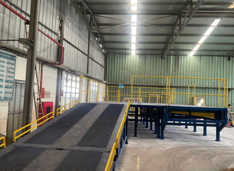Trước khi bàn giao dock leveler kết hợp cầu dẫn xe nâng, đội ngũ kỹ thuật khảo sát thực tế và thiết kế bản vẽ 