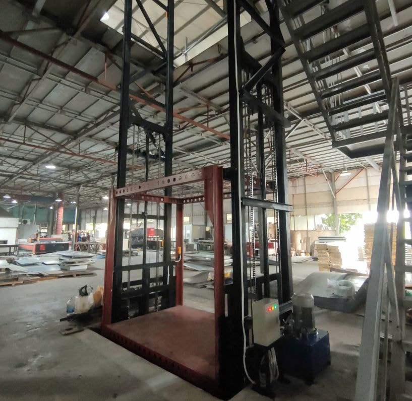 Thang nâng hàng thủy lực tại Thạch Thất