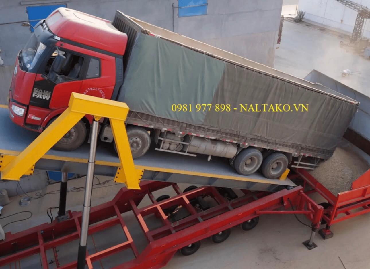 Bàn nâng thủy lực đổ liệu di chuyển tại Naltako