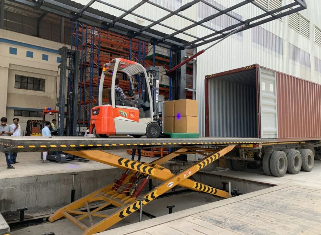 Bàn nâng thủy lực giúp xếp dỡ hàng hóa dễ dàng hơn