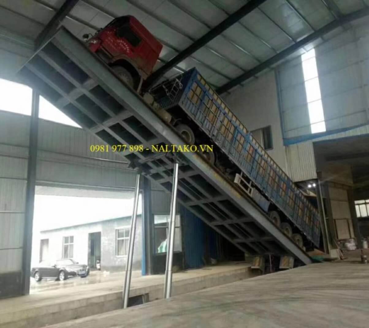 Bàn nâng xe container đổ liệu