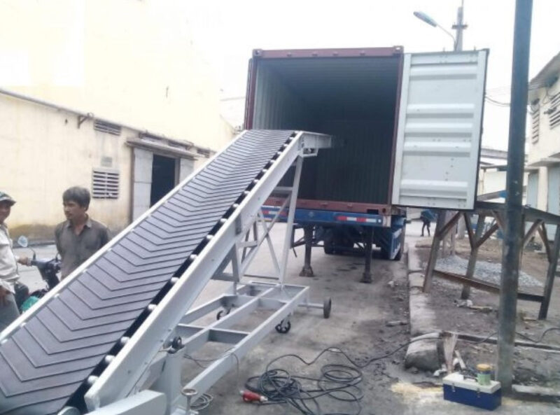 Một số lưu ý khi mua băng tải chuyển hàng lên xe container 