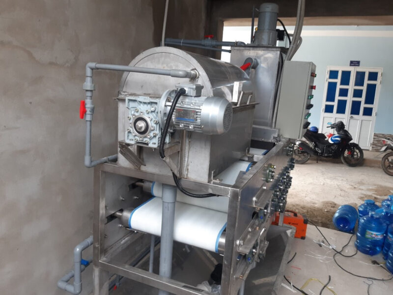 Máy băng tải ép bùn giúp tách nước ra khỏi bùn thải