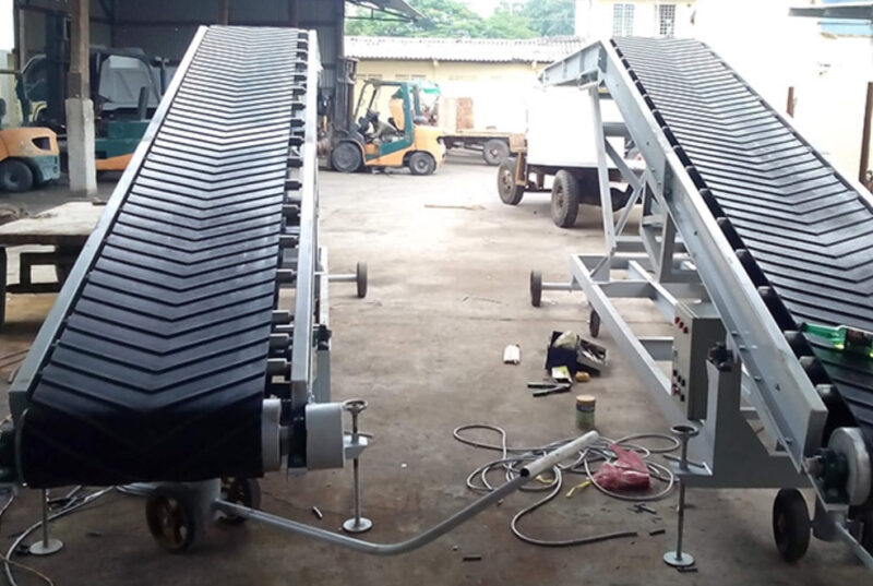 Băng tải gân được thiết kế với các gân nổi trên bề mặt