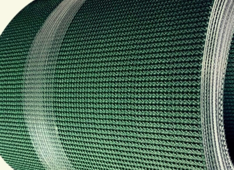 Băng tải nhám được thiết kế với các đường gân nổi, giúp tăng ma sát 