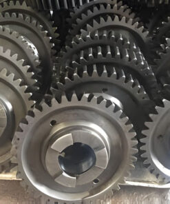 Cần vệ sinh thường xuyên để tránh bụi bẩn bám vào kẽ răng gây mài mòn nhanh chóng