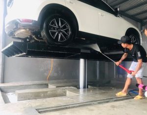 Bảo dưỡng ô tô với thiết bị nâng hạ thủy lực