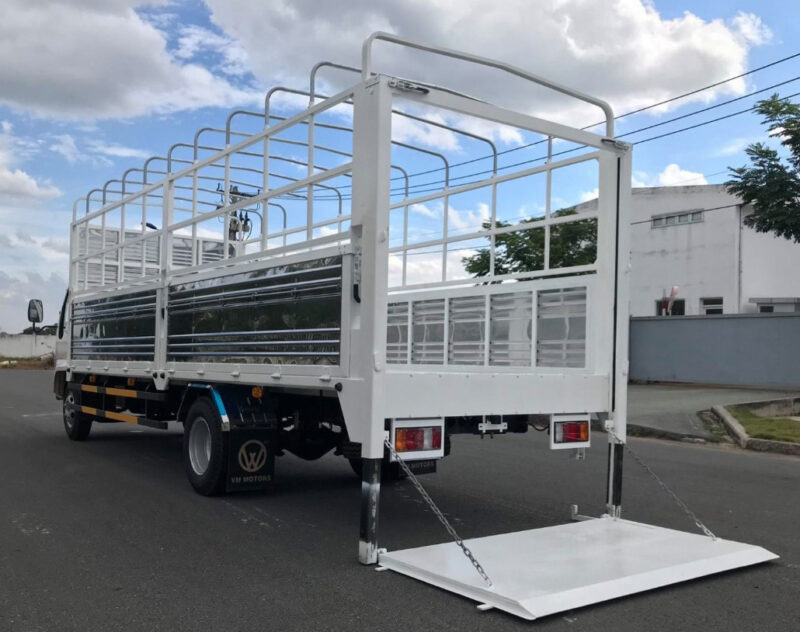 Bửng nâng xe tải là thiết bị cơ khí được lắp sau xe tải, hỗ trợ vận chuyển hàng hóa