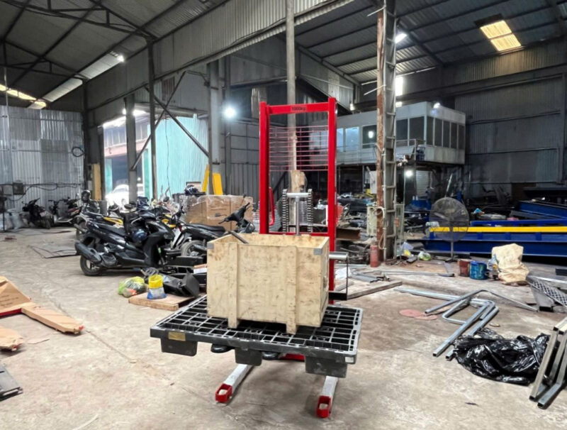 Điều khiển xe nâng hạ hàng hóa 