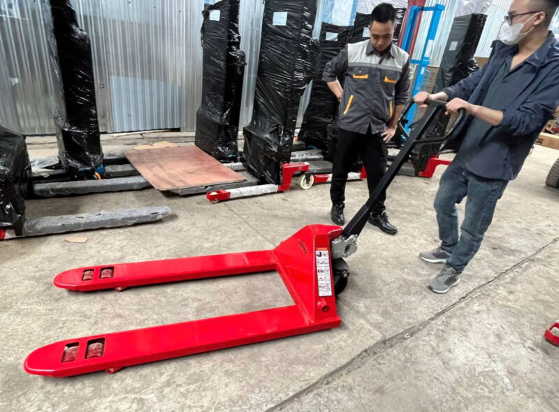 Bạn cần nắm rõ cách sử dụng xe nâng tay thấp và xe nâng tay cao 