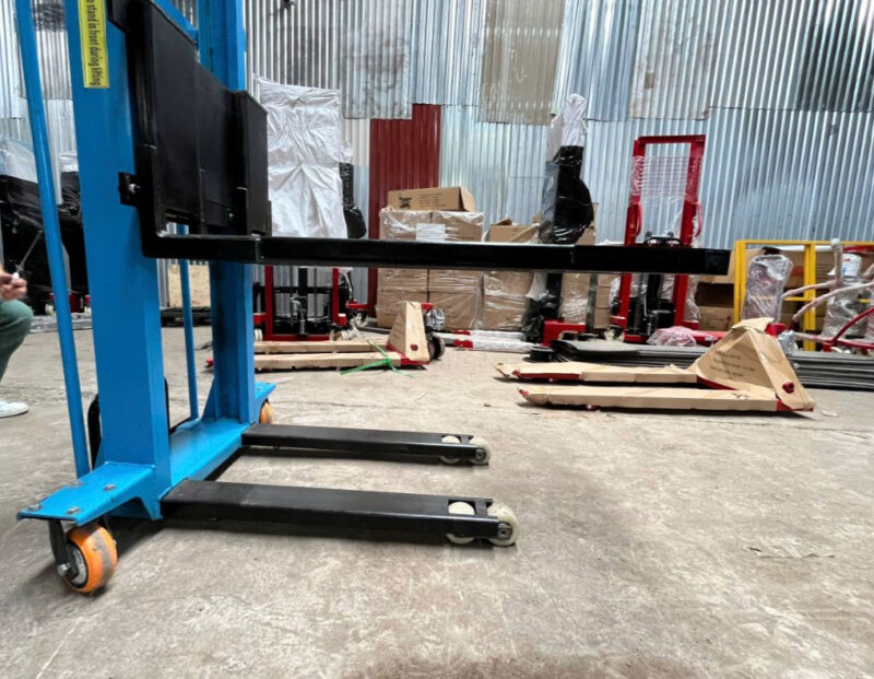 Việc kiểm tra càng xe nâng định kỳ giúp đảm bảo hiệu quả làm việc của xe nâng 