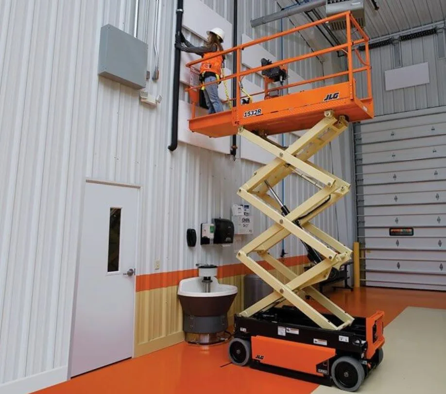 Xe nâng người giúp công nhân dễ dàng tiếp cận công trình xây dựng