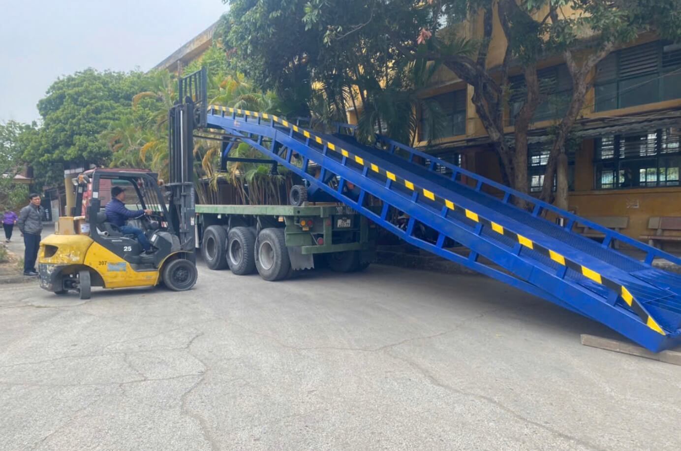 Cầu dẫn xe nâng 8 tấn tiêu chuẩn 4 Cầu dẫn xe nâng 8 tấn tiêu chuẩn 4