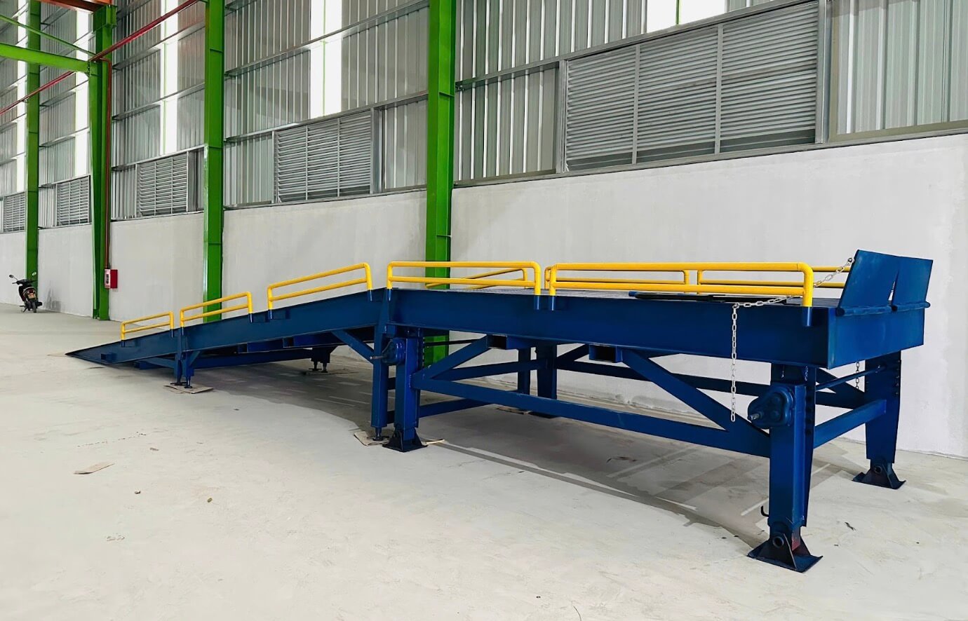 Cầu dẫn xe nâng 8 tấn tiêu chuẩn hỗ trợ quá trình vận chuyển hàng hóa từ container xuống kho