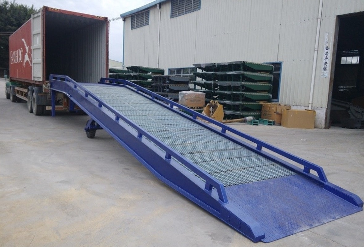 Đảm bảo cầu dẫn xe nâng lên container đang hoạt động bình thường
