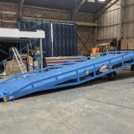 cầu dẫn lên container cũ