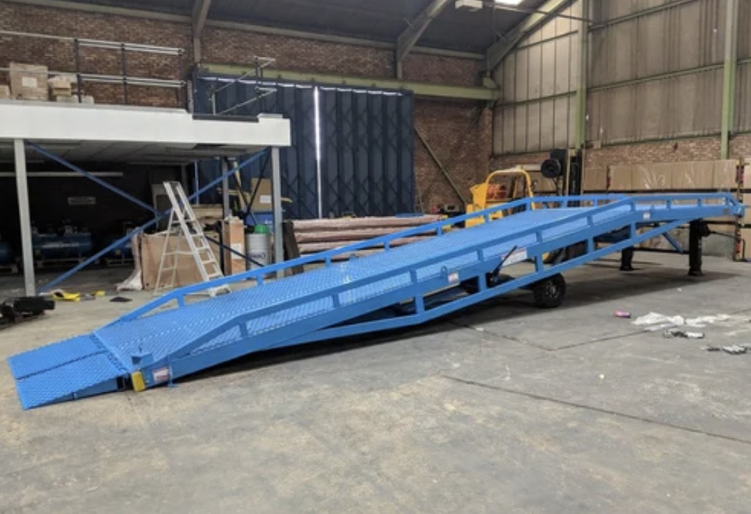 Có nên mua cầu dẫn lên container cũ?