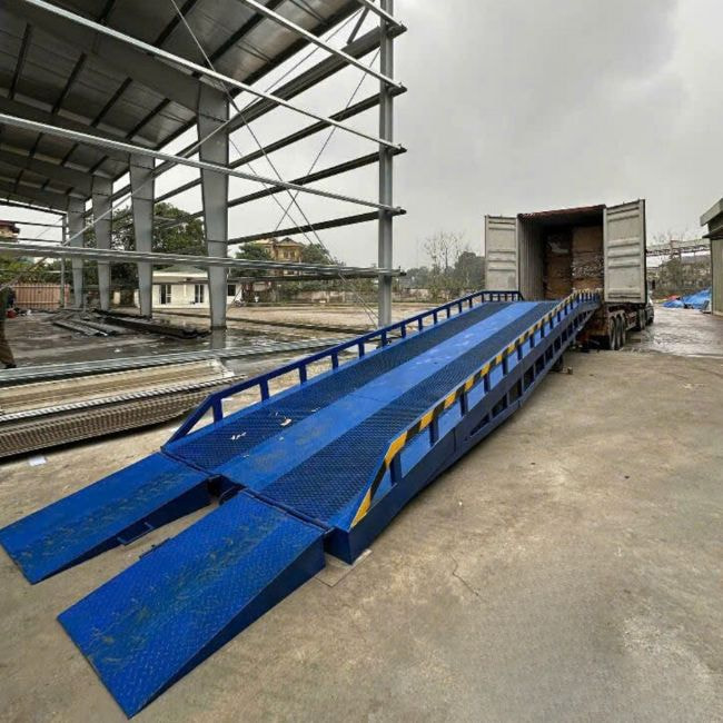 Cầu dẫn xe n&acirc;ng Naltako kết nối mặt đất với container tại kho b&atilde;i