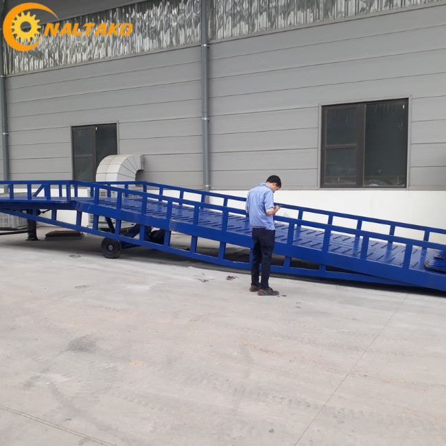 Mặt cầu dẫn xe nâng được thiết kế chống trượt 