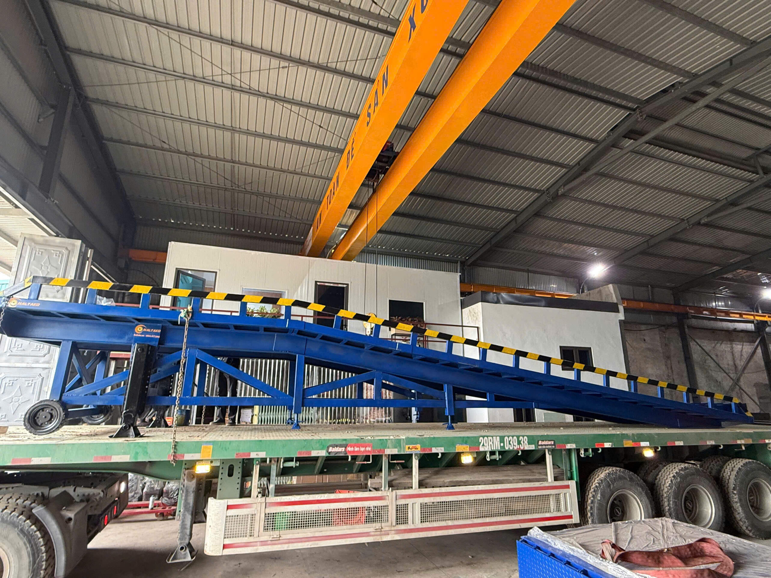 Naltako b&agrave;n giao cầu dẫn xe n&acirc;ng cho kh&aacute;ch h&agrave;ng với cam kết bảo h&agrave;nh ch&iacute;nh h&atilde;ng 24 th&aacute;ng