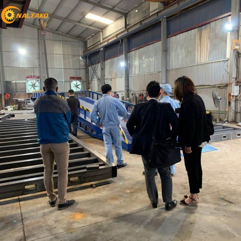 Naltako tư vấn kh&aacute;ch h&agrave;ng lựa chọn cầu xe n&acirc;ng ph&ugrave; hợp