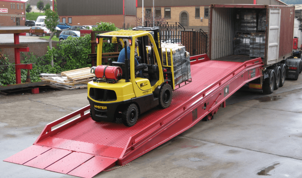 Cầu xe n&acirc;ng hỗ trợ xe n&acirc;ng di chuyển h&agrave;ng h&oacute;a l&ecirc;n container