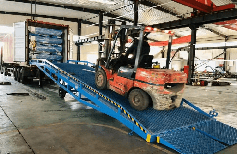 Cầu dẫn xe n&acirc;ng l&ecirc;n container vận h&agrave;nh trong m&ocirc;i trường c&ocirc;ng nghiệp