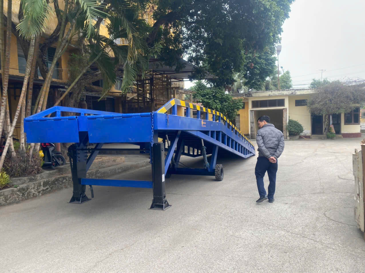 Cầu Dẫn Xe Nâng Lên Container 6–15 Tấn 4 Cầu Dẫn Xe Nâng Lên Container 6–15 Tấn 4