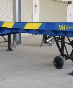 Cầu dẫn xe nâng lên container có chân chống