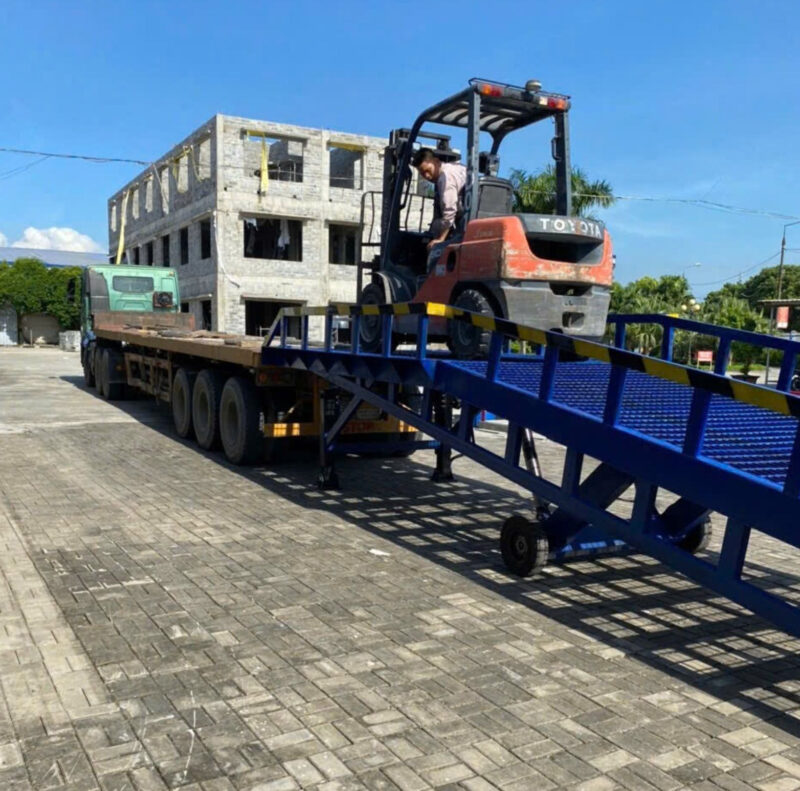 Cầu dẫn xe nâng là một trong những công cụ hỗ trợ xe nâng không thể thiếu 