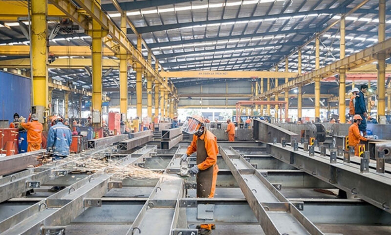 Công nghiệp nặng là lĩnh vực sản xuất yêu cầu vốn đầu tư lớn, công nghệ cao và tiêu thụ nhiều nguyên liệu thô