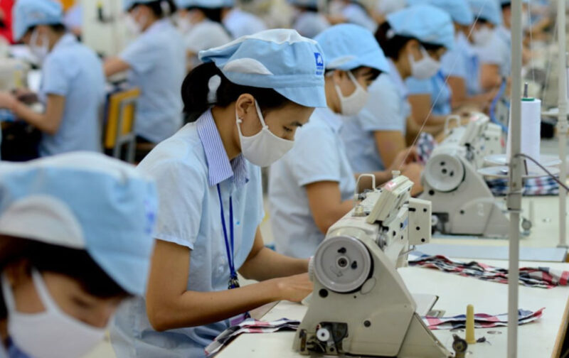 Công nghiệp nhẹ là các lĩnh vực sản xuất hàng tiêu dùng, quần áo, thực phẩm...