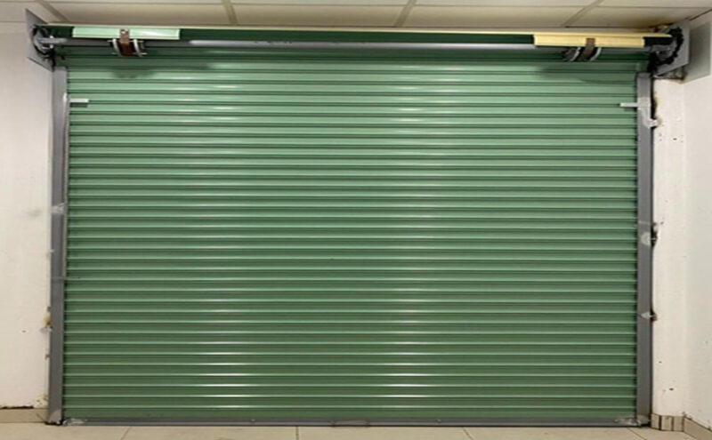 Cửa cuốn lá thép nổi bật với sự cứng cáp, khả năng chịu lực tốt 