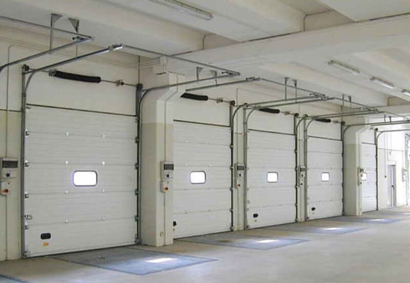 Cửa trượt trần được thiết kế để trươt theo phương thẳng đứng hoặc lên trên, nằm song song với trần nhà 