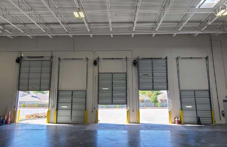 Cửa trượt trần công nghiệp kiểu thẳng đứng