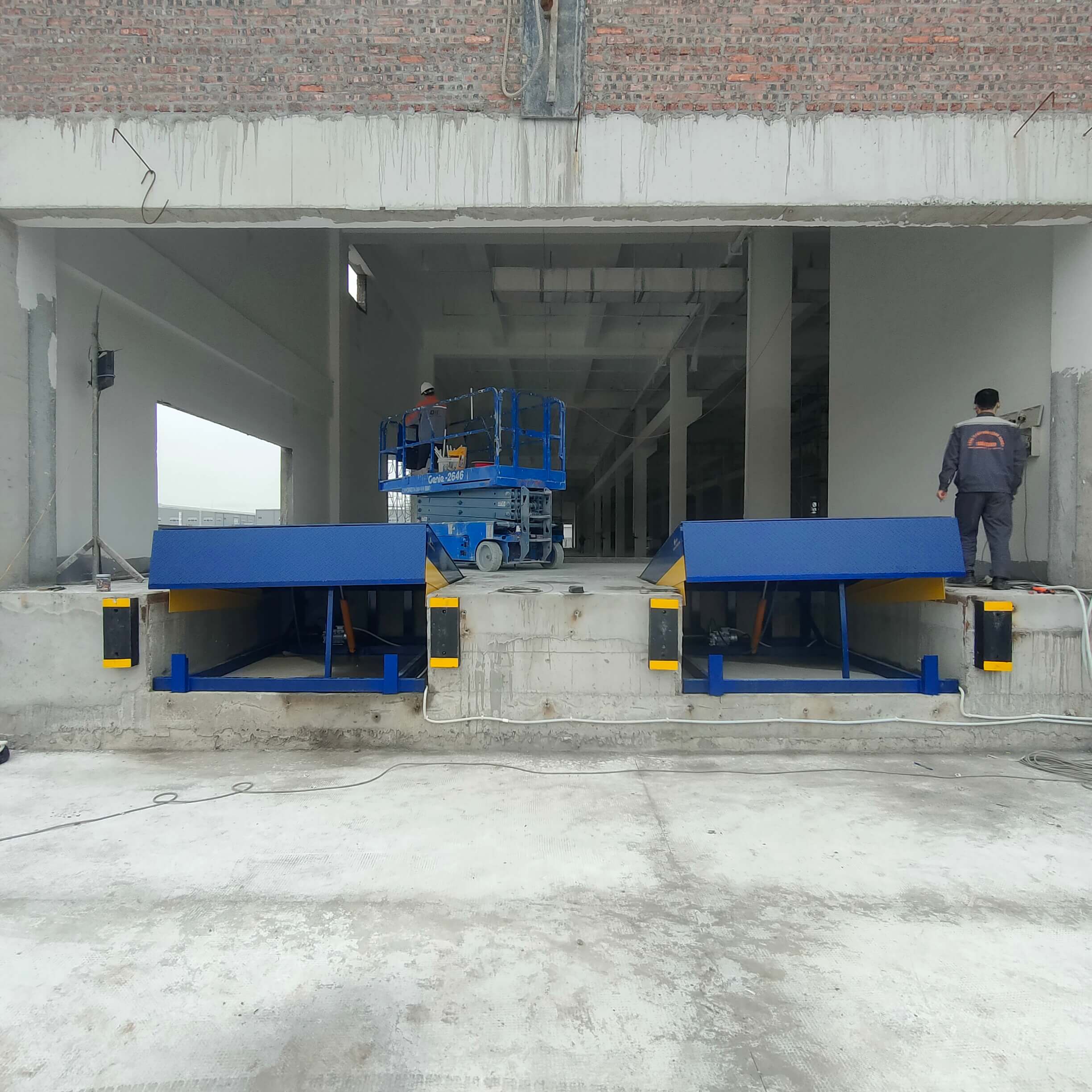 Thi c&ocirc;ng hố Dock chuẩn kỹ thuật với khung sắt V v&agrave; cao su giảm chấn để tr&aacute;nh nứt vỡ