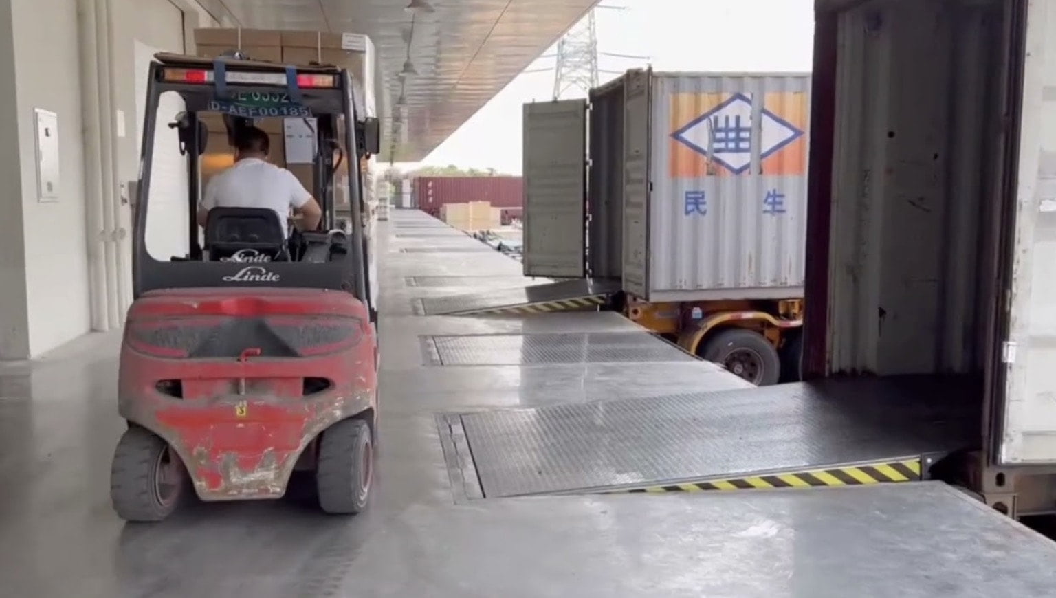 Tiết kiệm thời gian bốc xếp hàng hóa với sàn nâng container