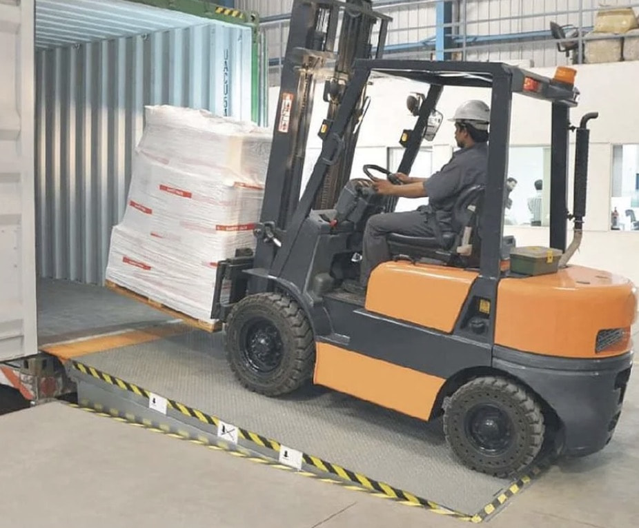 Dock container tạo ra mặt phẳng giúp sẽ nâng di chuyển