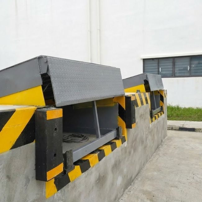 S&agrave;n n&acirc;ng hạ l&agrave;m cầu nối giữa kho h&agrave;ng v&agrave; th&ugrave;ng xe 