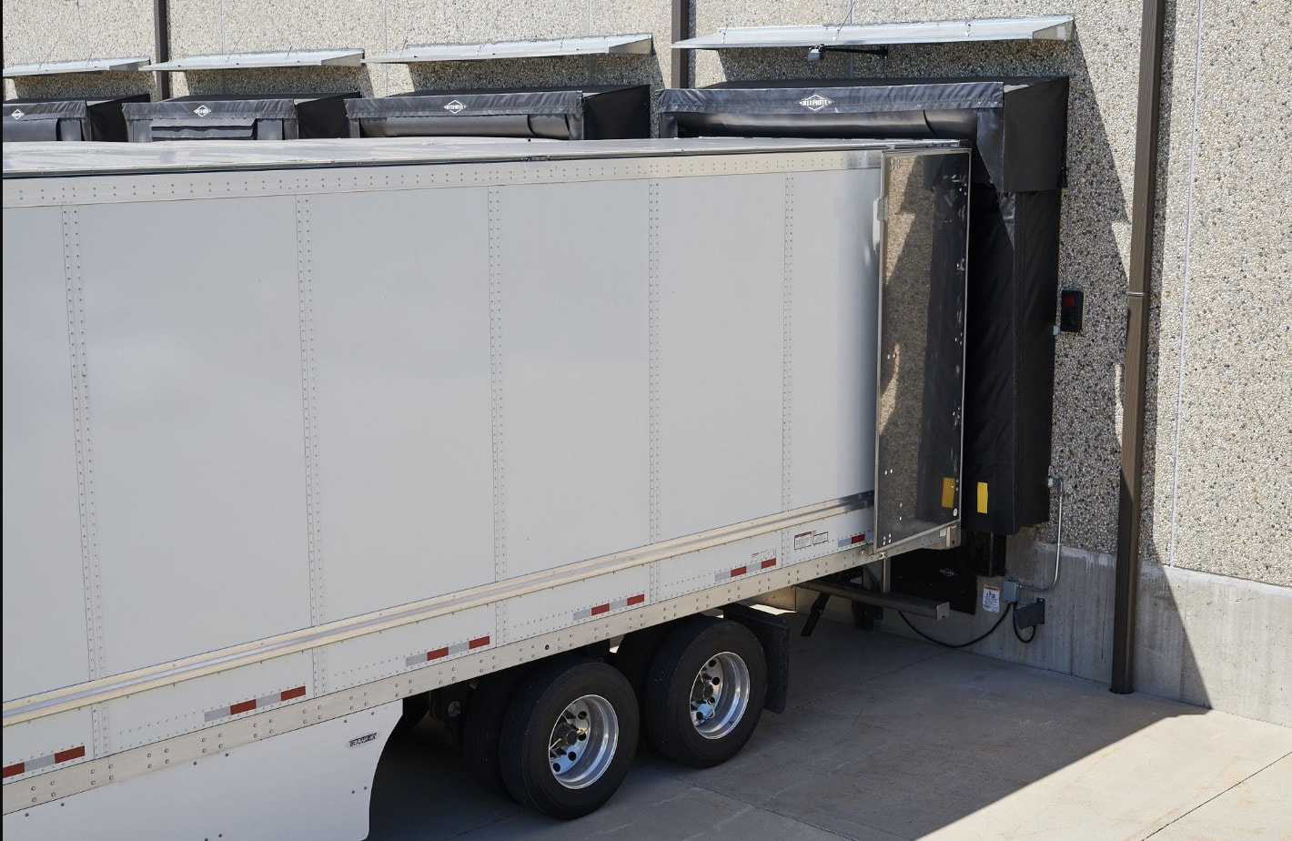 Dock Leveler Seals tạo không gian kín giữa thùng xe và kho hàng