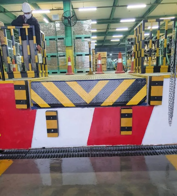 Dock leveler tạo cầu nối liền mạch giữa kho hàng với phương tiện vận tải